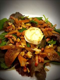 Una foto de Ensalada templada con queso de rulo y setas(níscalos)
