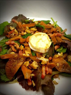 Una foto de Ensalada templada con queso de rulo y setas(níscalos)