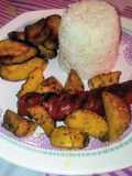 Chorizo frito con papas colombianas