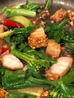 รูปของ คะน้าหมูกรอบ ทำหมูกรอบ ด้วยหม้อไร้นำ้มันค่ะ