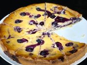 Una foto de tarta de moras y yogur