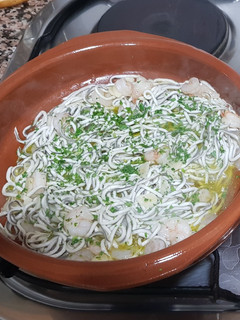 Una foto de Gulas con gambas al ajillo