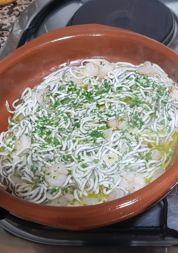Una foto de Gulas con gambas al ajillo