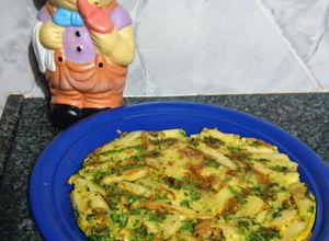 Una foto de Tortilla con papa bastón y verde de la huerta 😍 👩‍🌾