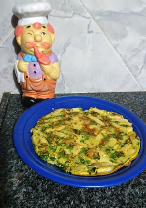 Una foto de Tortilla con papa bastón y verde de la huerta 😍 👩‍🌾