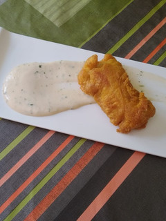 Una foto de Merluza en tempura de cerveza con mayonesa alljulivert