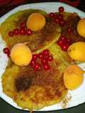 Reibekuchen / Kartoffel-Puffer mit Marillen und Johannisbeeren