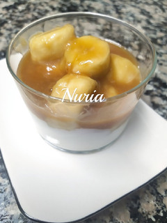 Una foto de Vasito de plátano caramelizado con yogurt griego