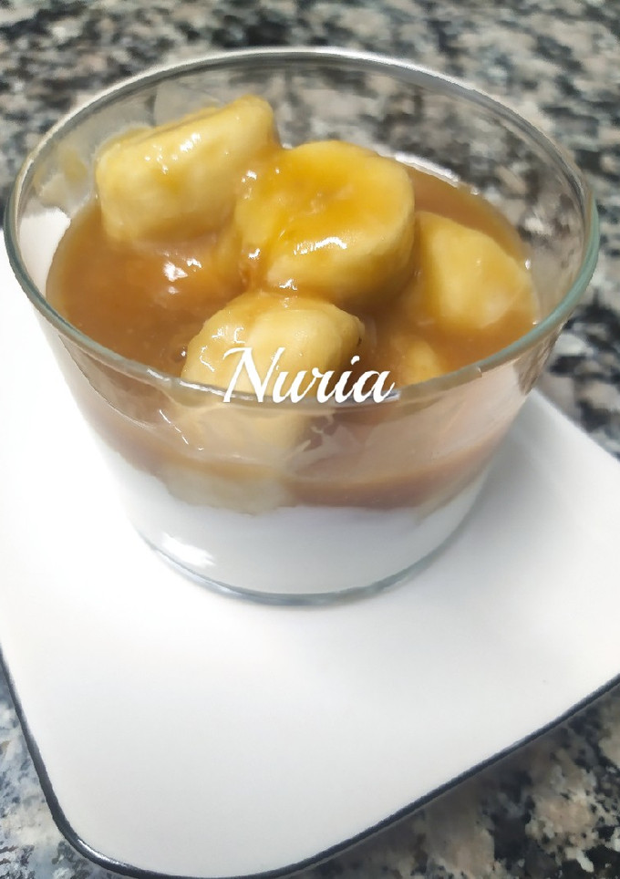 Una foto de Vasito de plátano caramelizado con yogurt griego
