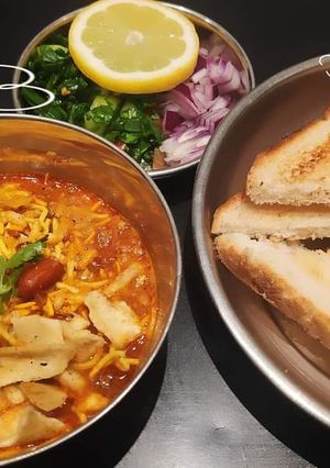 A picture of Matkichi Usal or Misal 😋.