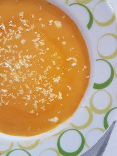 Una foto de Crema de calabaza con cúrcuma y queso feta