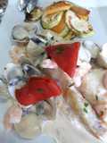 Filetes de gallo en salsa de espumoso con almejas y gambas