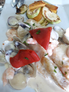 Una foto de Filetes de gallo en salsa de espumoso con almejas y gambas