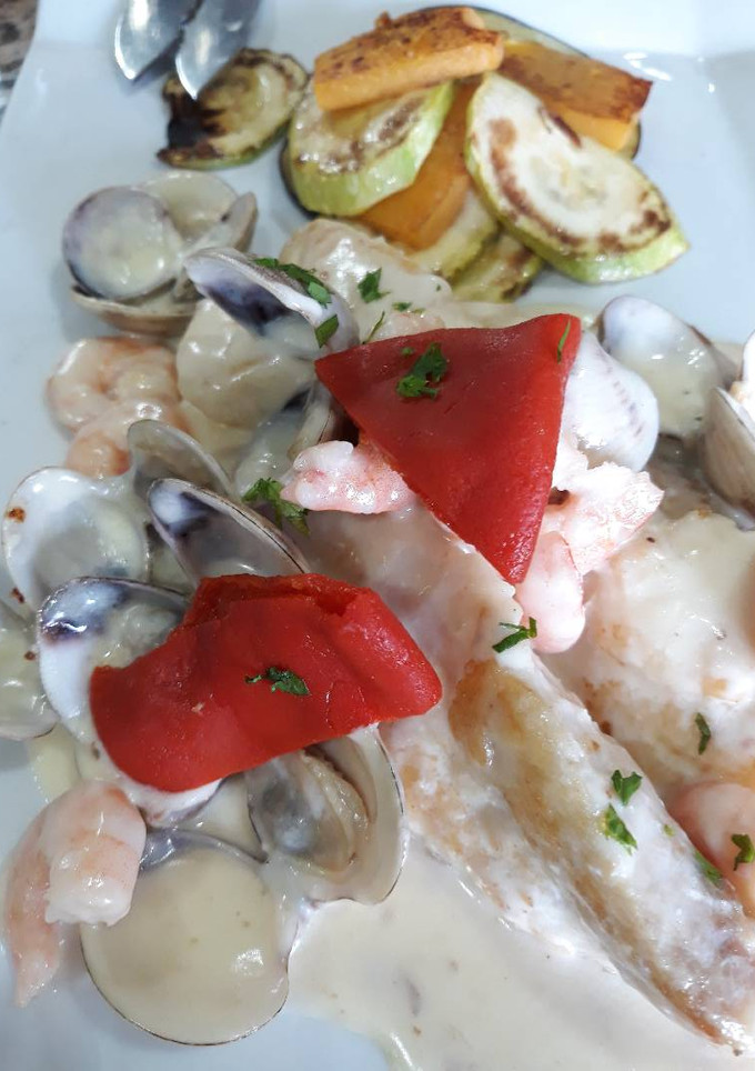 Una foto de Filetes de gallo en salsa de espumoso con almejas y gambas