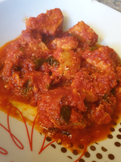 Una foto de Atún con tomate