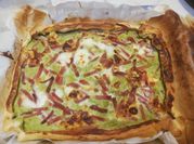 Una foto di pizza con stracchino