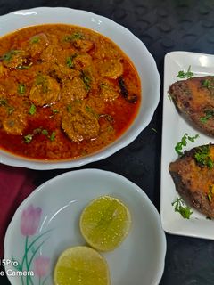 प्रान्स मसाला करी व सुरमई फ्राय (prawns masala curry surmai fry recipe in marathi) रेसिपी चे मुख्य फोटो 