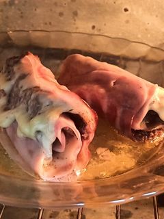 Una foto de Rollito de carne picada con jamón en dulce y queso