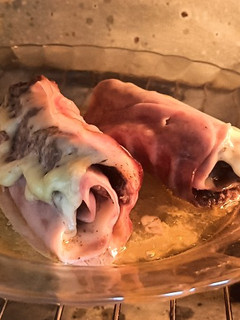 Una foto de Rollito de carne picada con jamón en dulce y queso