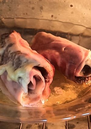 Una foto de Rollito de carne picada con jamón en dulce y queso