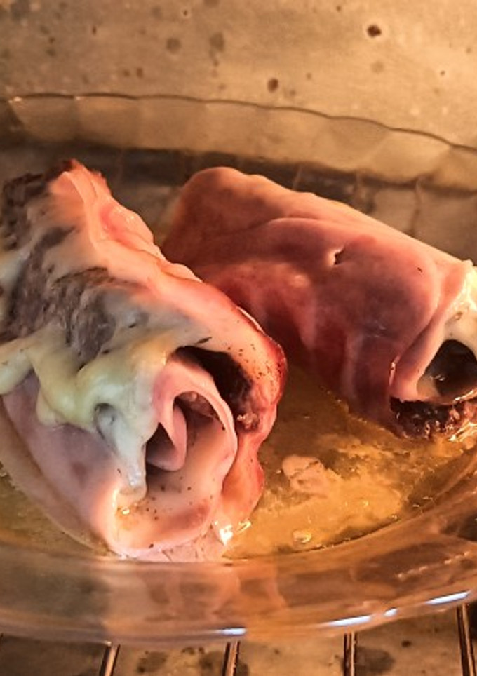 Una foto de Rollito de carne picada con jamón en dulce y queso