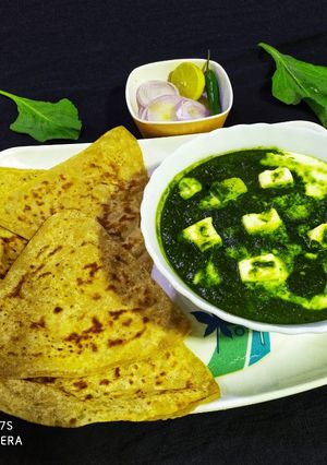 પાલક પનીર ગ્રેવી પરાઠા સાથે રેસીપી મુખ્ય ફોટો