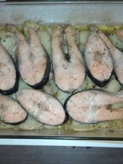 Una foto de Salmón al horno con patatas