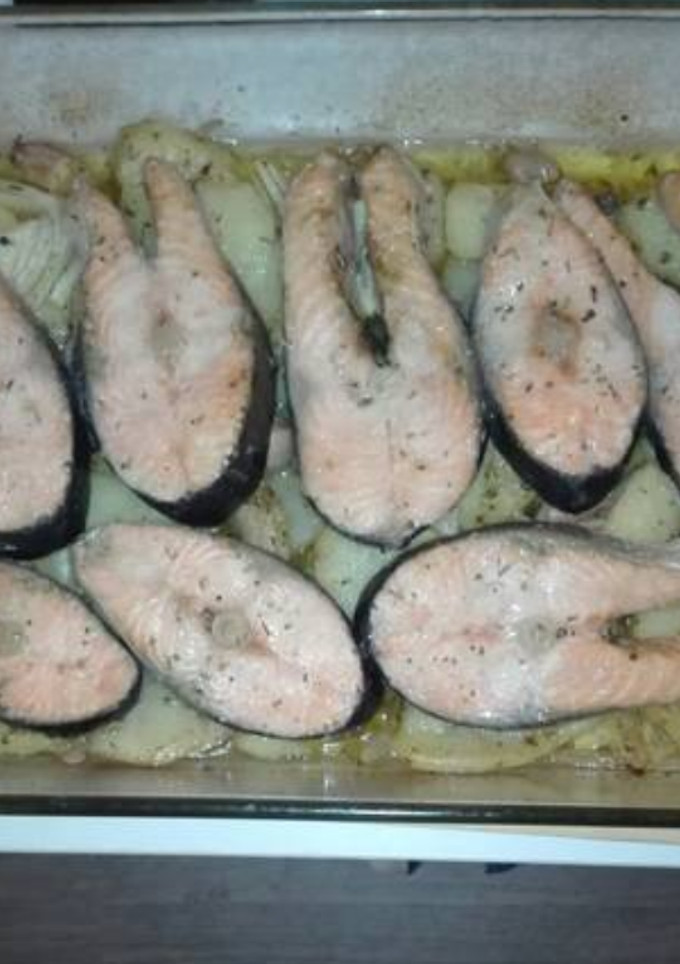Una foto de Salmón al horno con patatas