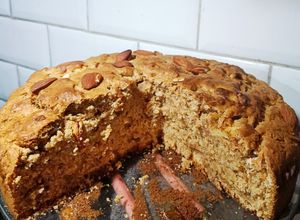 Una foto de Torta Húmeda Integral de Manzanas y Almendras