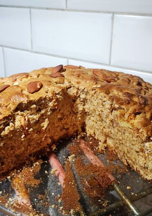 Una foto de Torta Húmeda Integral de Manzanas y Almendras