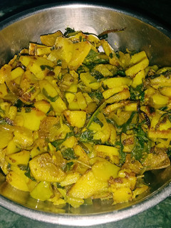 आलू और सब्जी की भुजिया (aloo aur sabzi ki bhujiya recipe in Hindi) रेसिपी मुख्य फोटो