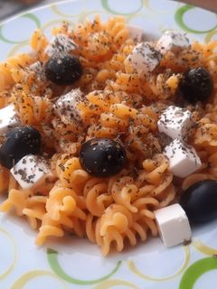 Una foto de Pasta de lentejas con queso y aceitunas