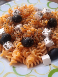 Una foto de Pasta de lentejas con queso y aceitunas