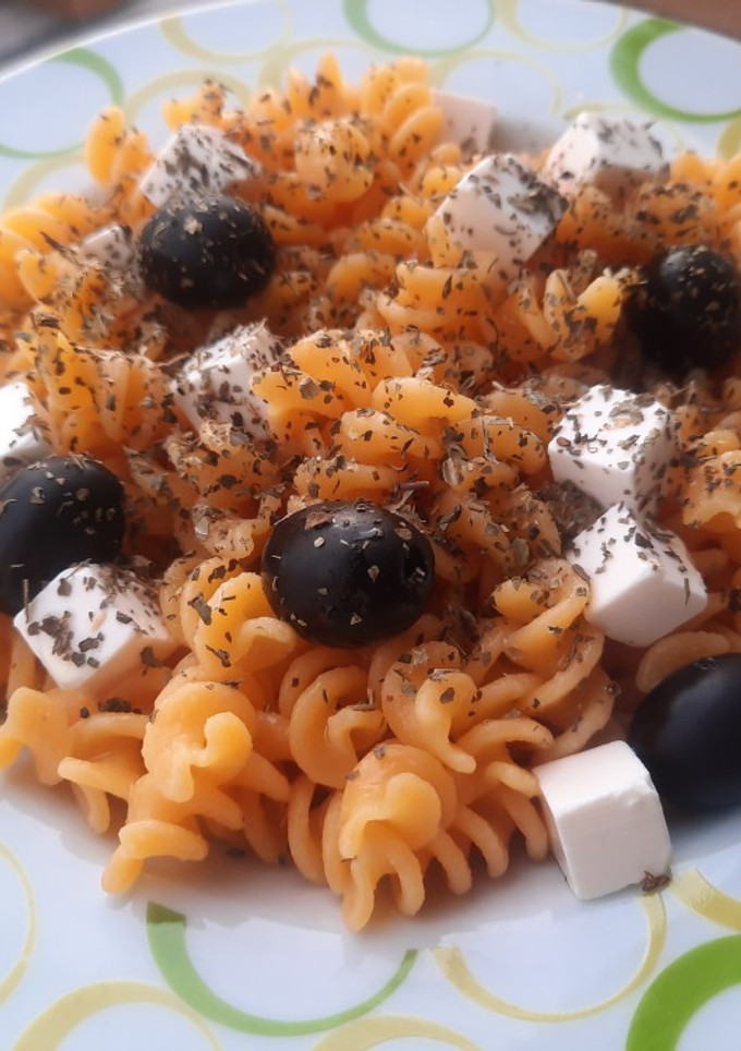 Una foto de Pasta de lentejas con queso y aceitunas
