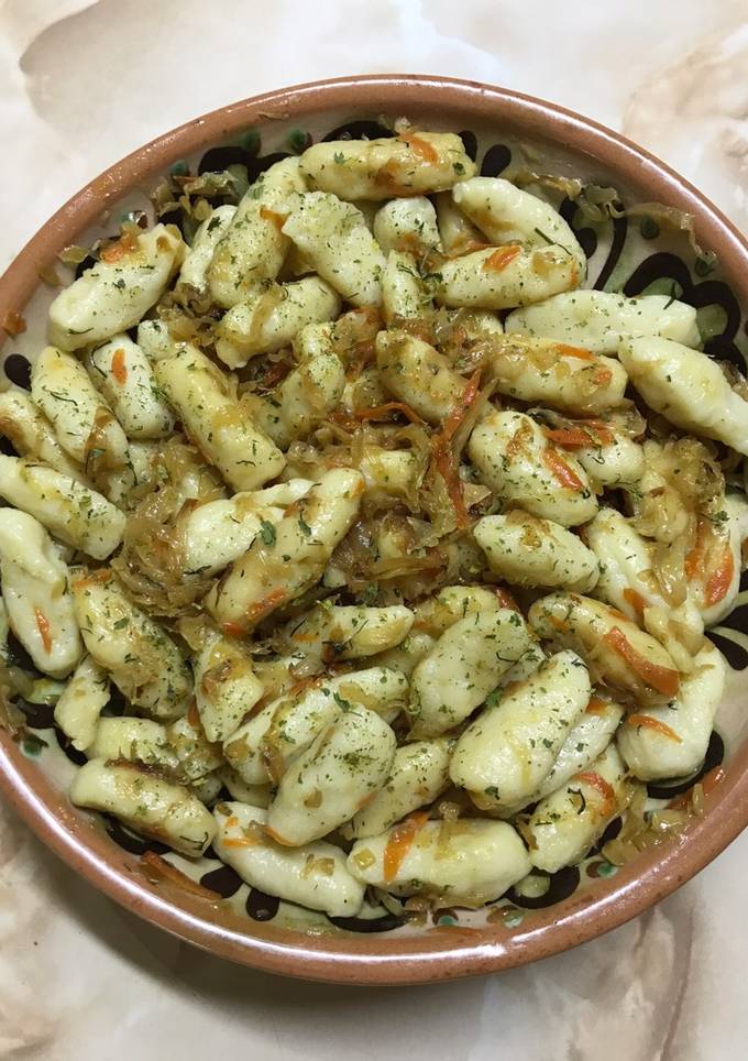 Картопляні галушки з капустою