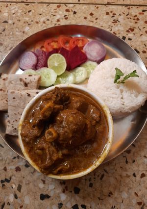 स्टू स्टाइल मटन करी (stew style mutton curry recipe in Hindi) रेसिपी मुख्य फोटो
