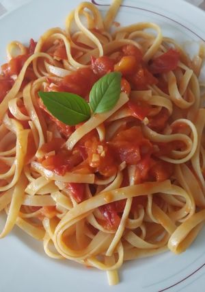 Una foto de Fetuccini con tomate y ajo
