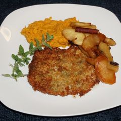 A picture of PORK CUTLETS WITH MASHED SWEET POTATOES AND CARAMELIZED APPLES. JON STYLE.
