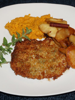 A picture of PORK CUTLETS WITH MASHED SWEET POTATOES AND CARAMELIZED APPLES. JON STYLE.