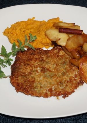 A picture of PORK CUTLETS WITH MASHED SWEET POTATOES AND CARAMELIZED APPLES. JON STYLE.
