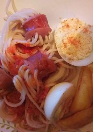 A picture of Spaghetti stuffed in Sausages with Boiled eggs.