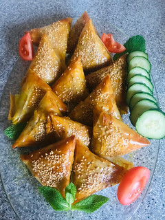Una foto de Briwat rellenas con verduras y atún🥟🥠