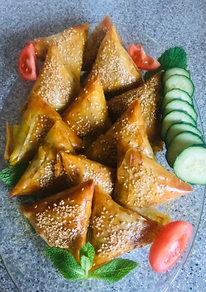 Una foto de Briwat rellenas con verduras y atún🥟🥠