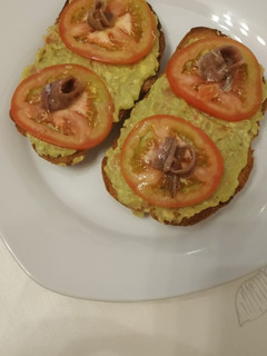 Una foto de Tostas de aguacate y anchoas con Thermomix