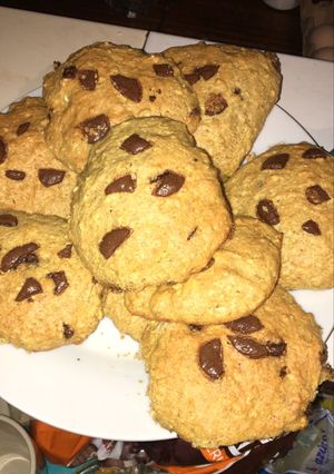 Una foto de Galleta de avena y harina integral con chispas de chocolate 🍫🍪