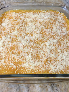 Una foto de Pastel de zapallo y papa c relleno de choclo y salsa blanca