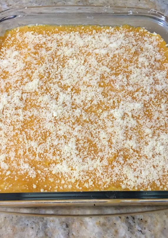Una foto de Pastel de zapallo y papa c relleno de choclo y salsa blanca