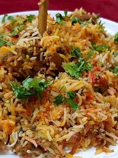 हैद्राबादी चिकन दम बिर्याणी (chicken dum biryani recipe in marathi) रेसिपी चे मुख्य फोटो 