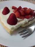 Tort simplu cu mascarpone, ciocolată albă și căpșuni
