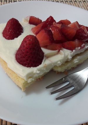O poză a rețetei Tort simplu cu mascarpone, ciocolată albă și căpșuni.